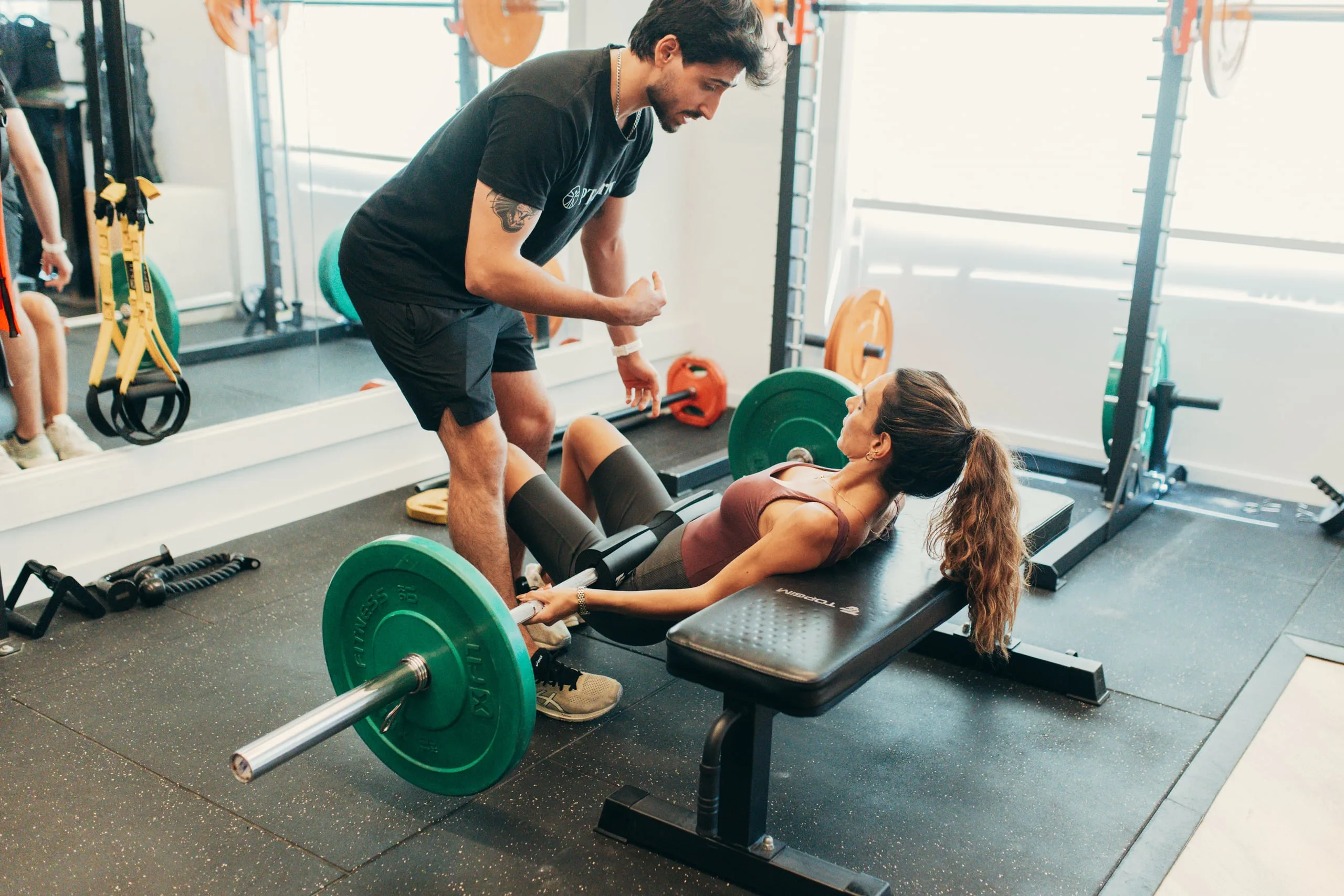 Personal Trainer a orientar treino 1 para 1 no estúdio