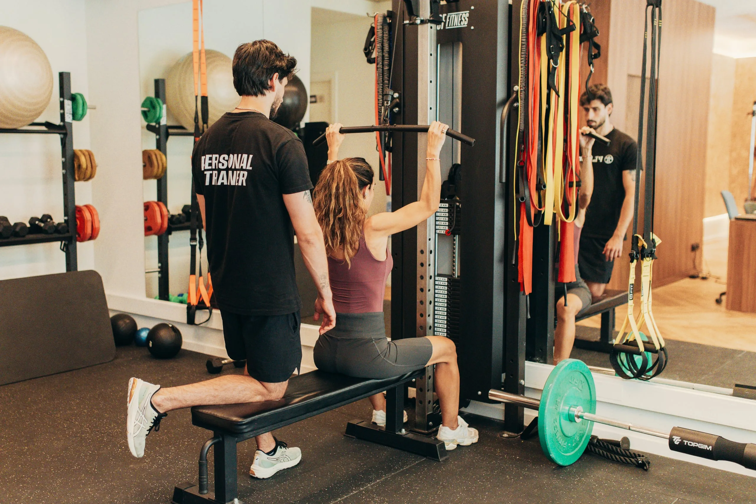 Personal Trainer a orientar treino funcional com foco em técnica