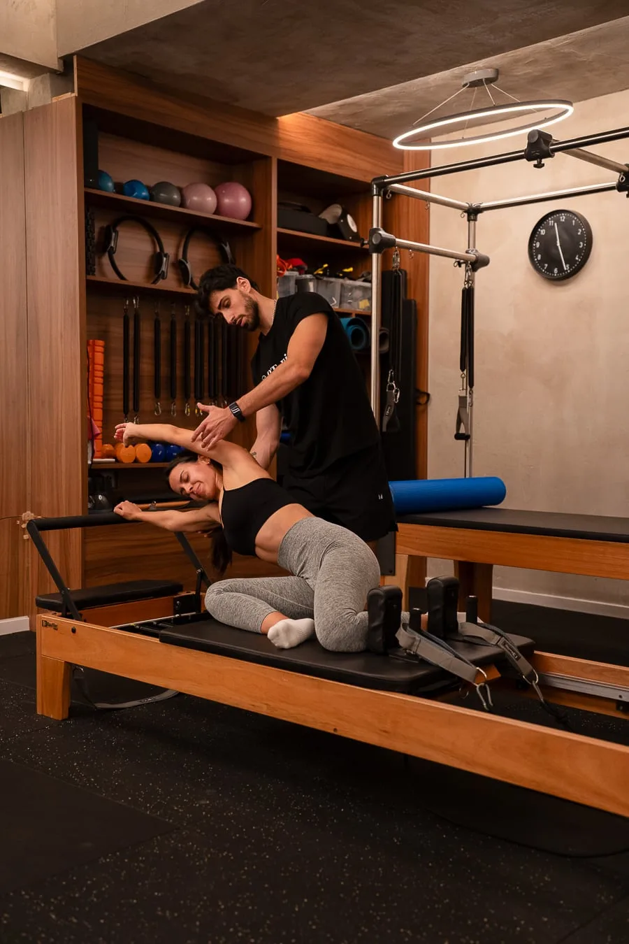 Aula de Pilates com equipamentos em estúdio premium em Lisboa